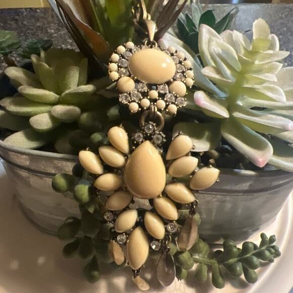 Retired Stella & Dot Gold Tone Mallorca Chandelier Pendant Necklace White Long - Picture 6 of 10
